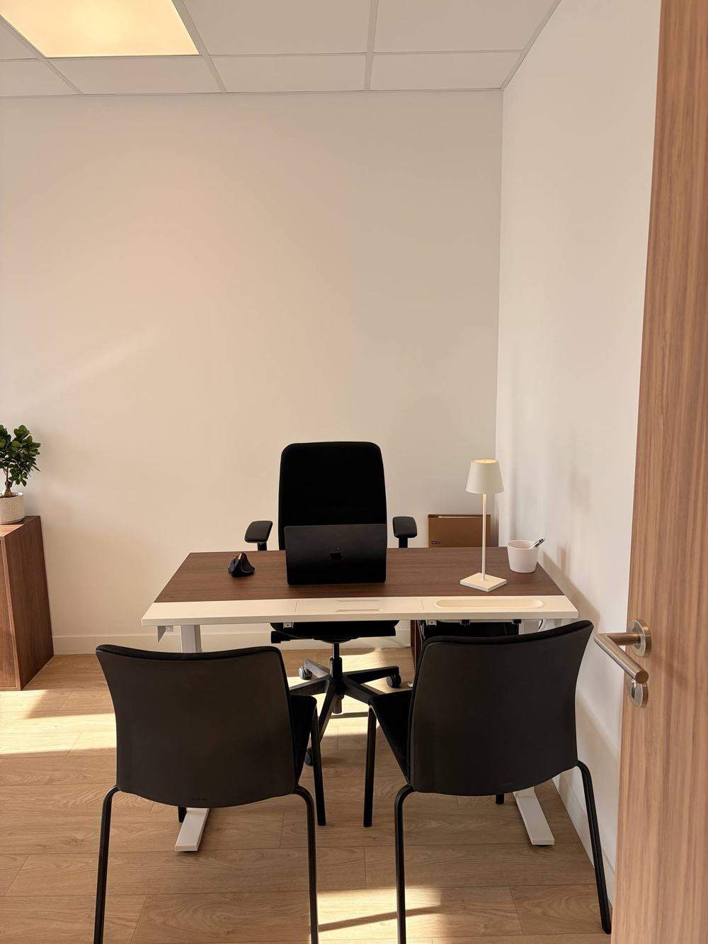 Bureau de consultation, cabinet de Théo Legiec
